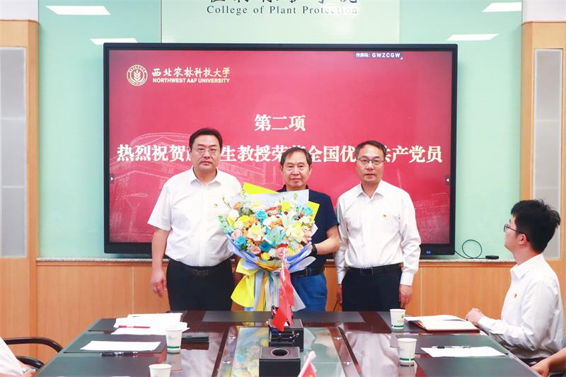 8003学院领导班子代表与康振生同志合影.jpg